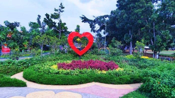 Keindahan tempat wisata di Cianjur yaitu Taman Prawatasari, area taman berbentuk hati yang dikelilingi oleh berbagai tanaman dan bunga yang cantik.