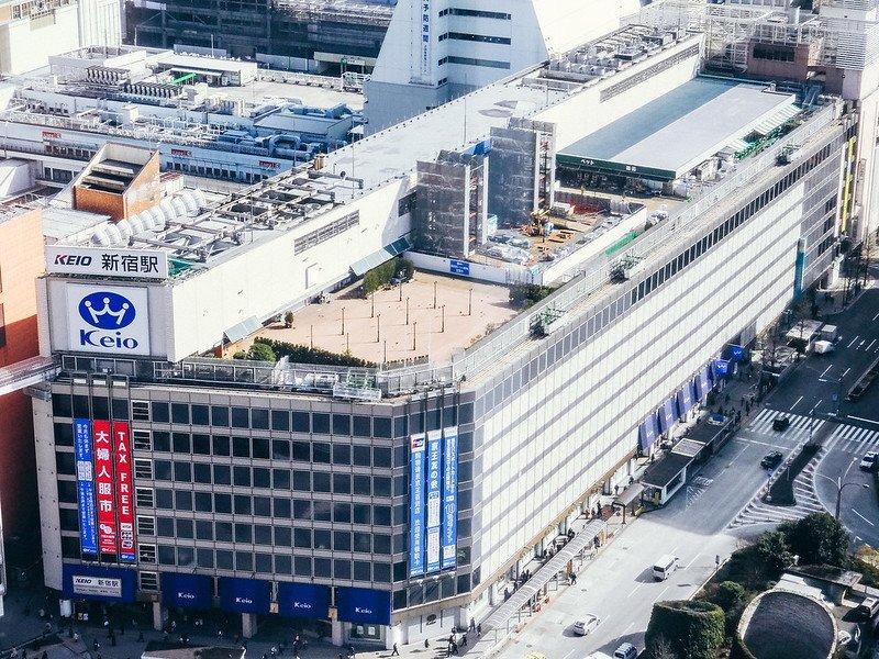 Keio Department Store, satu tempat belanja terbaik di Shinjuku Jepang buat berburu oleh-oleh.