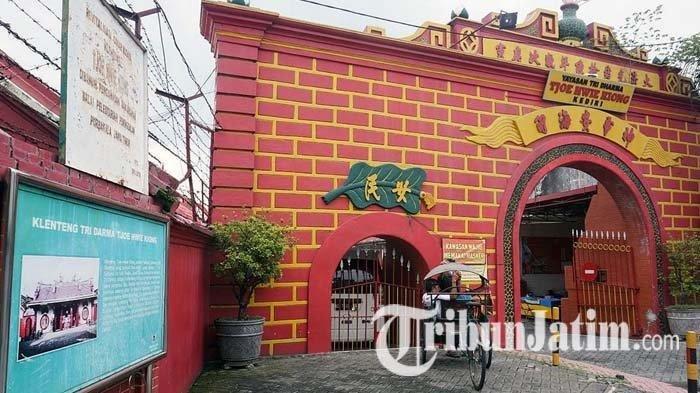 Kelenteng Tjoe Hwie Kiong yang berlokasi di Jalan Yos Sudarso, Kota Kediri, Jawa Timur.