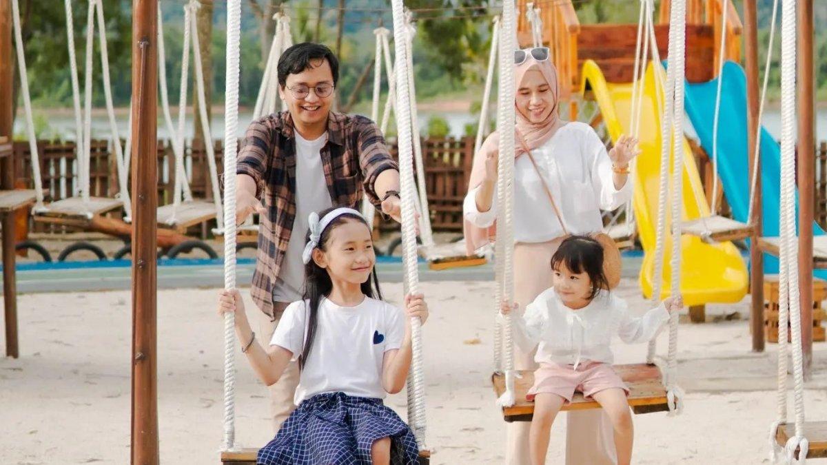 Keluarga yang bermain ayunan di Lanakila Lake Lampung