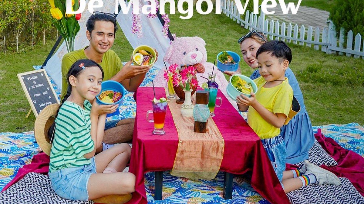 Keluarga yang liburan ke De Mangol View, satu tempat wisata hits di Jogja.