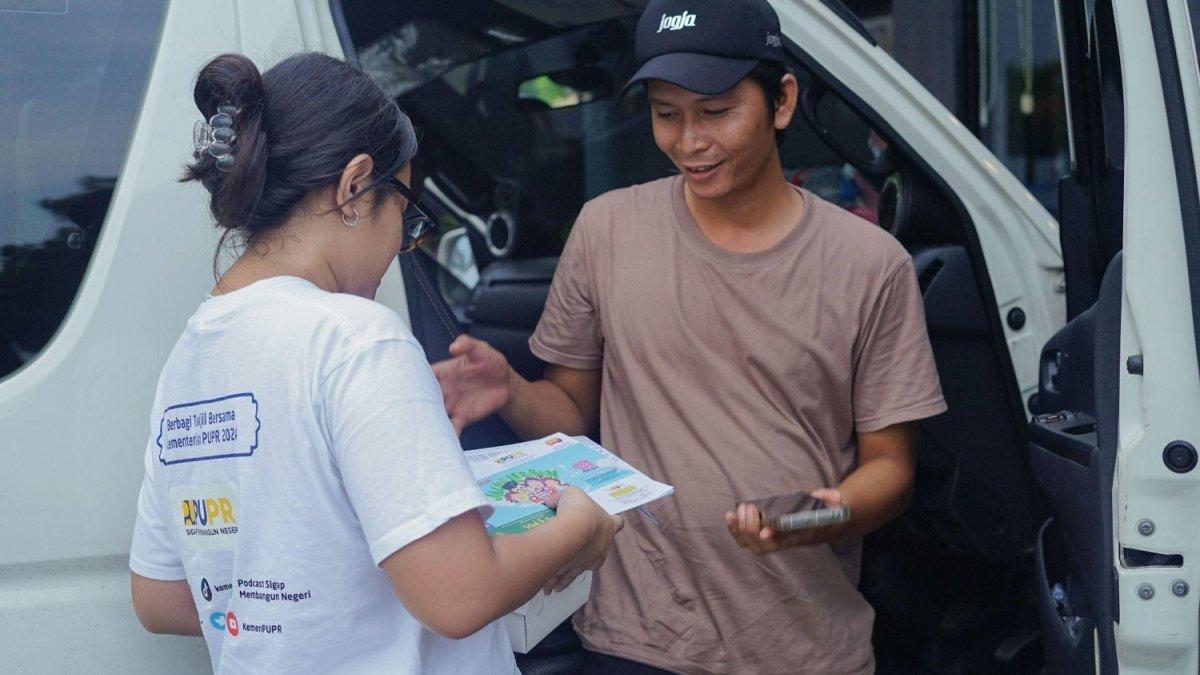 Kementerian PUPR memberikan takjil dan peta mudik kepada para pemudik ataupun pengunjung rest area