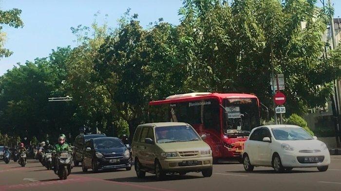 Kendaraan yang melewati Jalan Slamet Riyadi Kota Solo, Jawa Tengah.