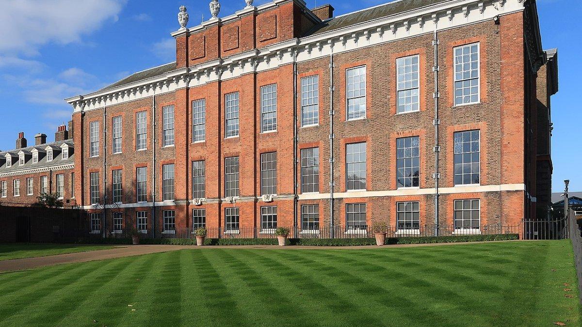Kensington Palace And Gardens, satu tempat wisata hits di London Inggris.