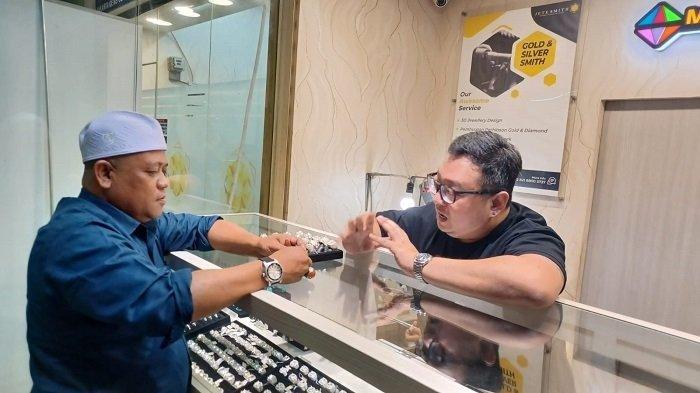 Kepala Pasar Rawa Bening Ahmad Subhan bersama Pemilik Toko Jete Fine Jewelry, Billy Tanu.