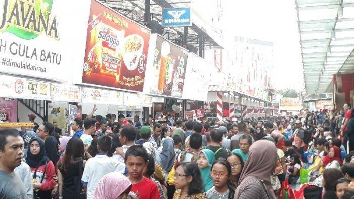 Kepadatan pengunjung di hari terakhir Jakarta Fair Kemayoran 2019, Minggu (30/6/2019).