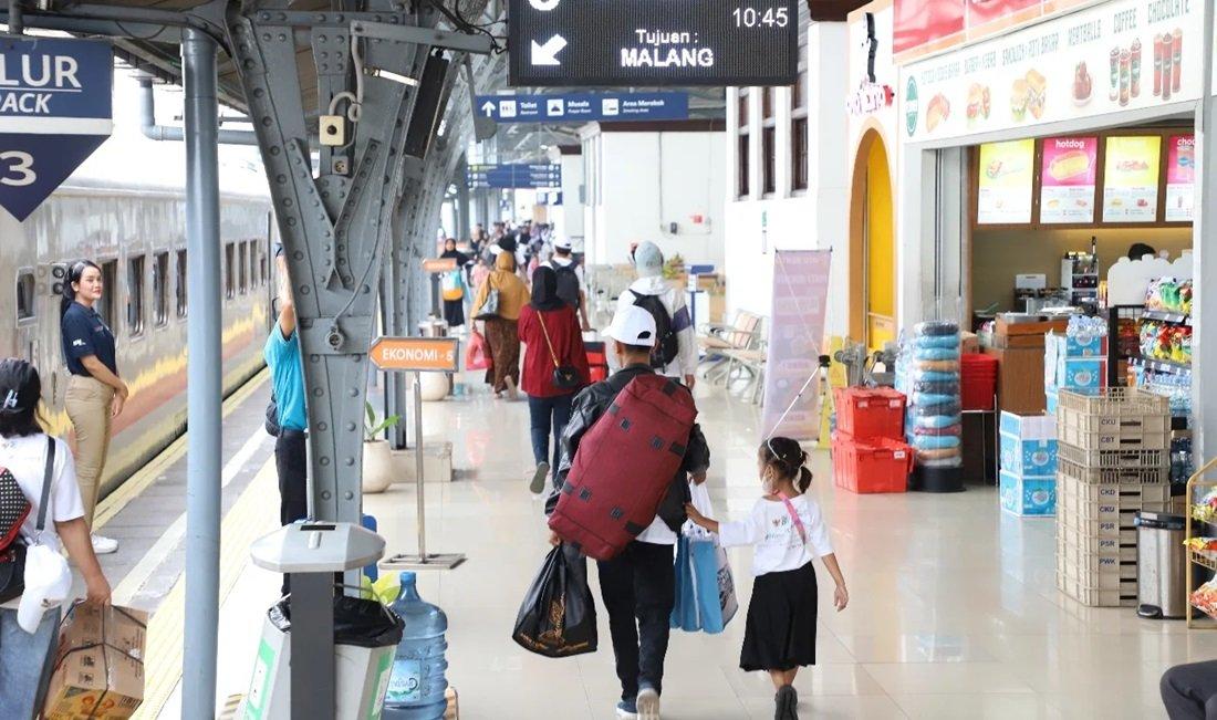 Penumpang anak-anak yang mau naik kereta api. Pada Jumat (12/7) KAI kembali bagi-bagi hadiah untuk penumpang anak-anak di Stasiun Surabaya Gubeng, Stasiun Surabaya Pasarturi, dan Stasiun Malang dalam rangka menyambut hari masuk sekolah.