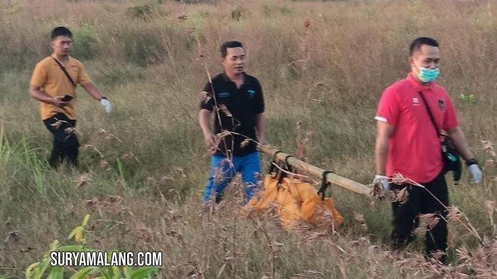 Kerangka manusia dalam kondisi hangus ditemukan di ladang Kampung Sumur Agung, Desa Sanggra Agung Kecamatan Socah, Bangkalan, Madura, Kamis (20/6/2024)