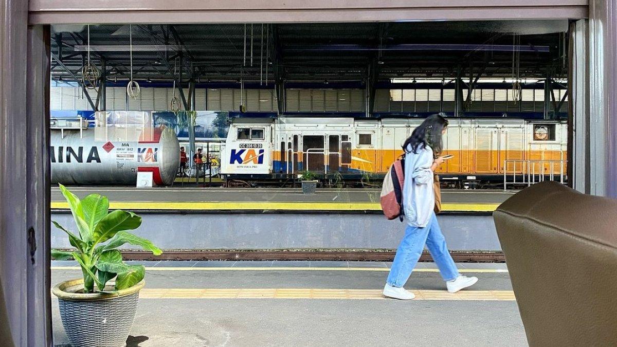 Ilustrasi penumpang di stasiun kereta api.