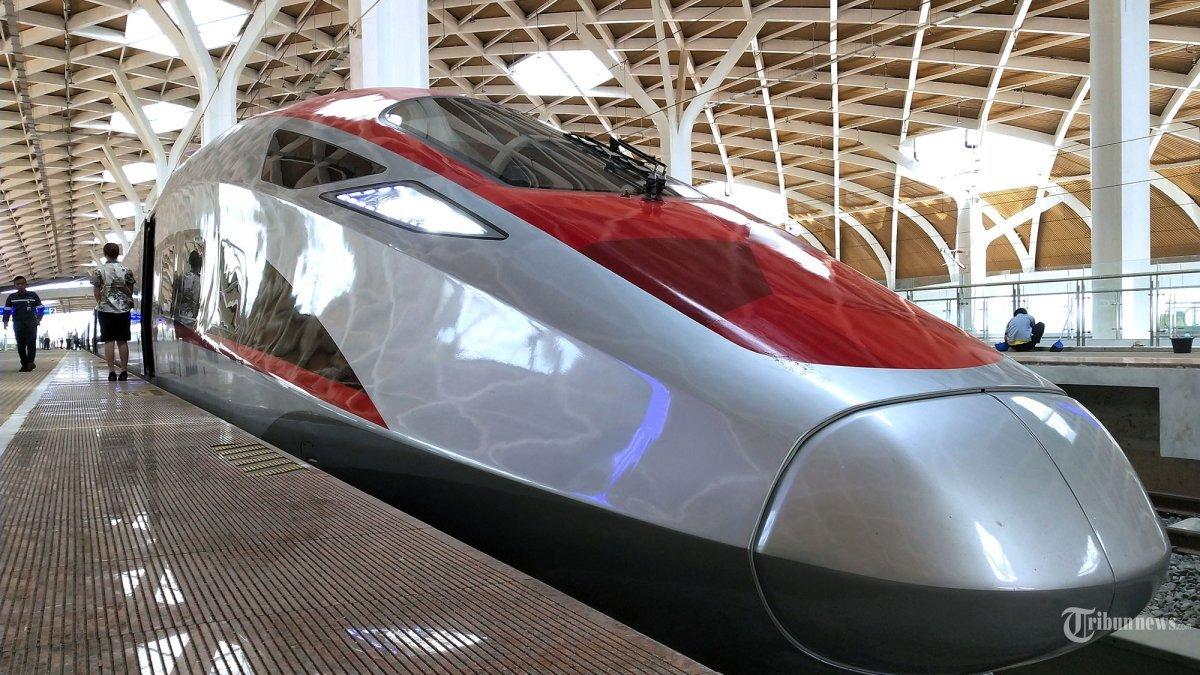 Kereta Cepat Jakarta Bandung (KCJB) siap berangkat dari Stasiun Halim, Jakarta. Operasional Kereta Cepat Jakarta Bandung diharapkan akan mendorong masyarakat untuk menggunakan transportasi umum.