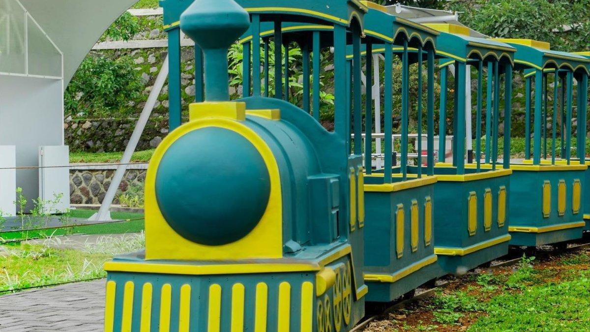 Kereta Labirin di Goalpara Tea Park Sukabumi.