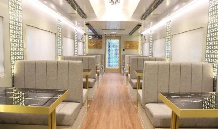Potret kereta makan Suite Class yang merupakan inovasi terbaru dari PT KAI.