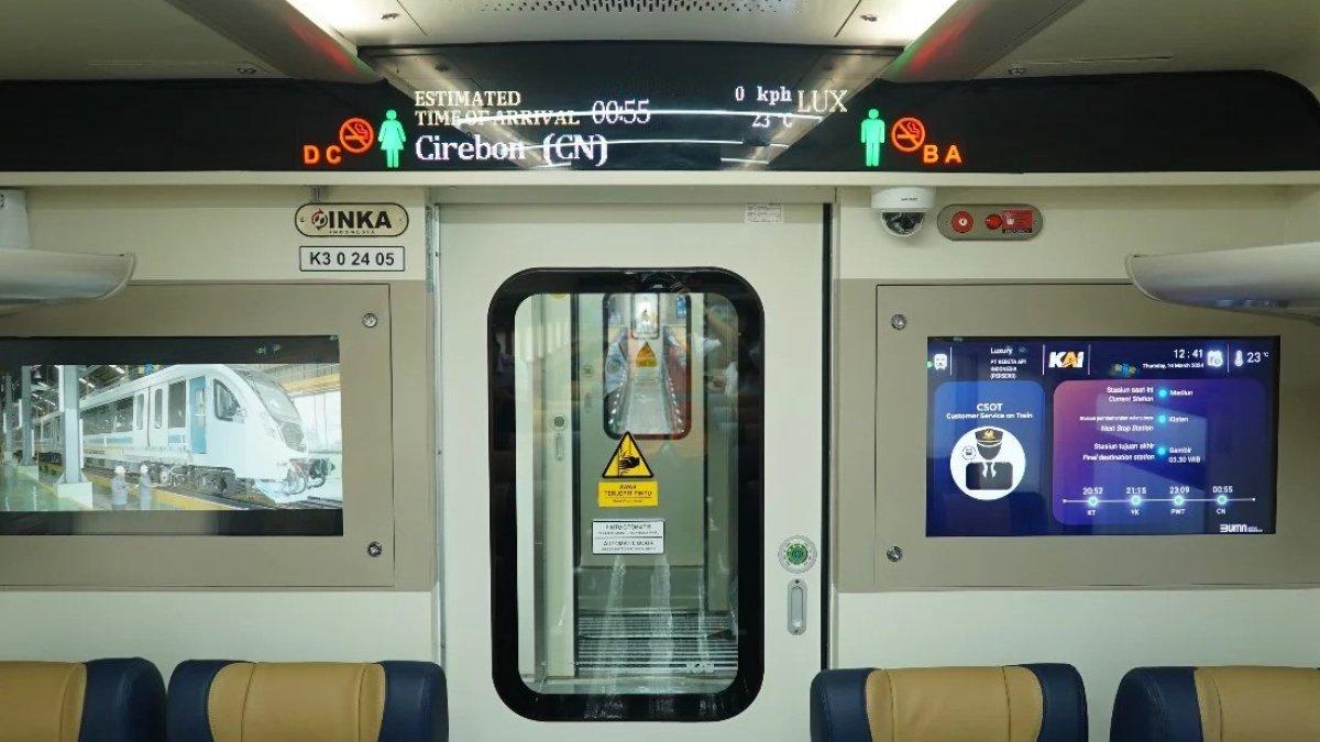 Keunggulan Kereta Stainless Steel New Generation ini di antaranya pintu masuk kereta dan pintu penghubung antar kereta sudah menggunakan pintu elektrik otomatis. Hal ini akan semakin memudahkan pelanggan dalam membuka ataupun menutup pintu tanpa mengeluarkan banyak energi. Suara aktivitas buka-tutup pintu pun menjadi lebih senyap.