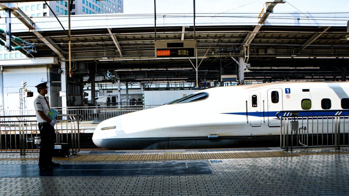 Kereta Shinkansen yang sedang melakukan perjalanan