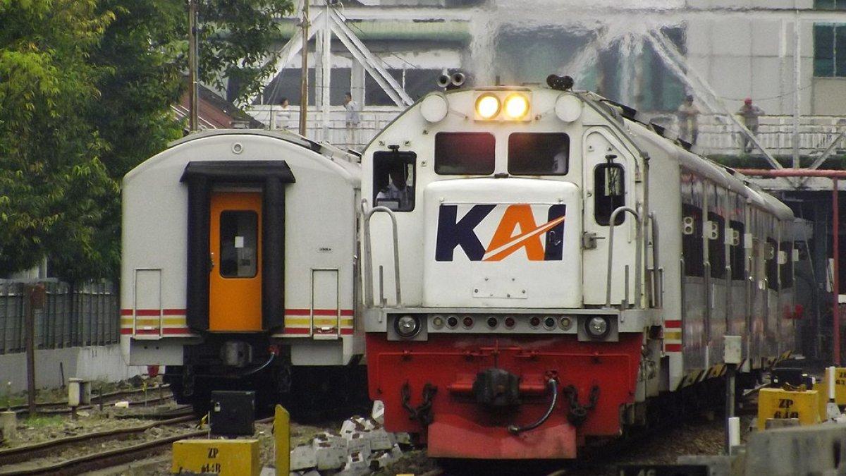 Kereta Sribilah Utama yang sedang melaju dari Rantai Prapat ke Medan.