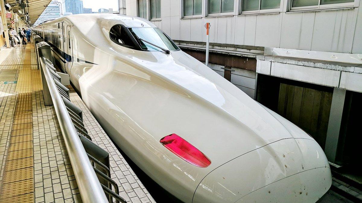 Kereta shinkansen Hikari 519 di stasiun Tokyo Jepang