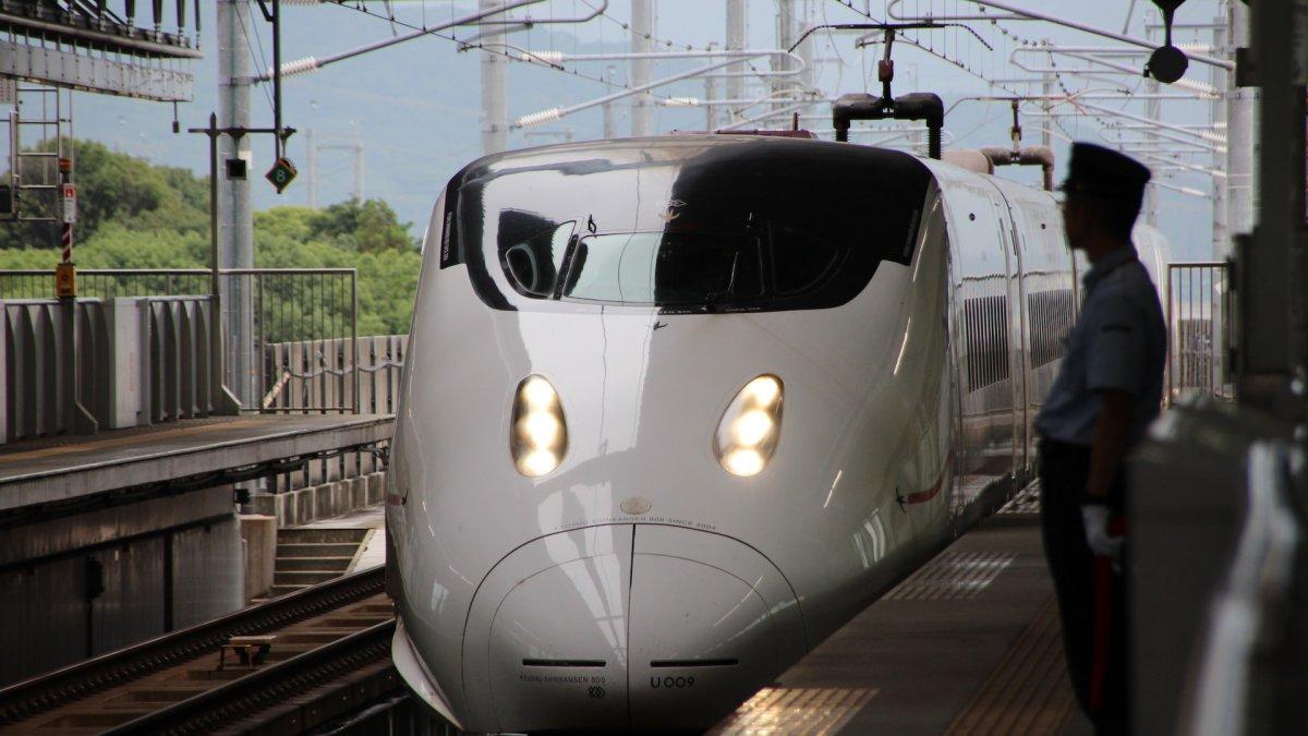Kereta shinkansen tiba di stasiun.