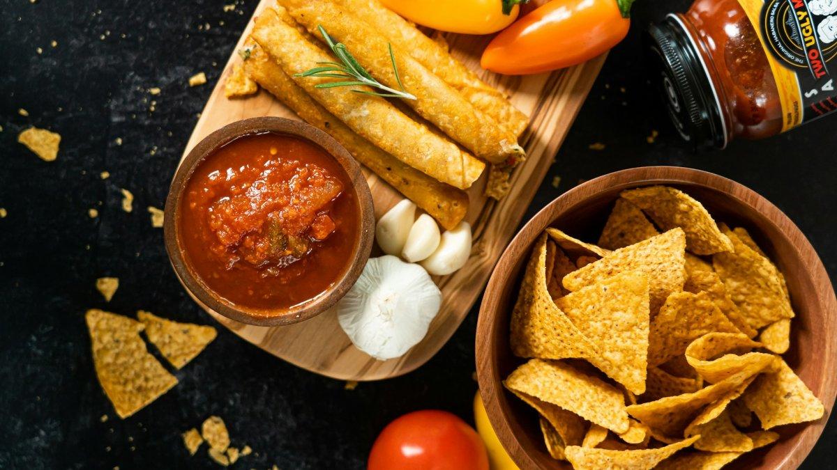 Keripik dan saus, satu kombinasi makanan yang sebaiknya dihindari saat diet.