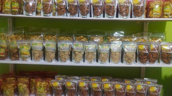 Keripik goroho Mhita Totabuan oleh-oleh khas Gorontalo.
