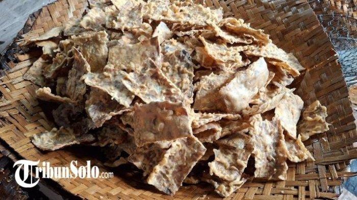 KERIPIK TEMPE - Keripik tempe benguk di Lingkungan Grobog RT 2 RW 4 Kelurahan Wuryorejo Kecamatan/Kabupaten Wonogiri, Maret 2025.