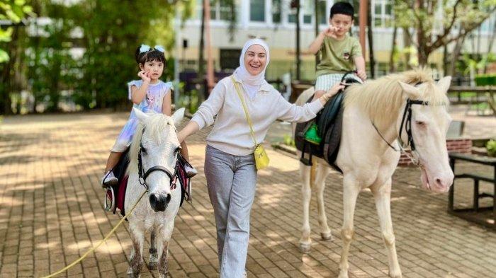 Keseruan pengunjung berwisata di Scientia Square Park Kecamatan Kelapa Dua, Kabupaten Tangerang, Banten.