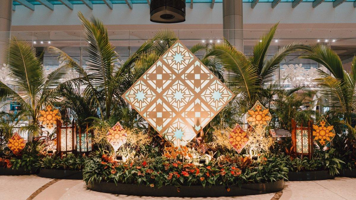 Struktur Ketupat setinggi 2,4 meter diapit oleh lentera di T4 Departure Immigration, Changi Airport, Singapura