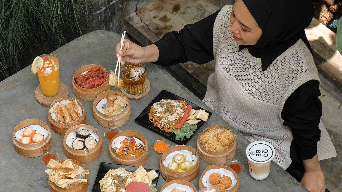 Keunikan Qobe Mie adalah konsepnya yang menggabungkan antara restoran dan kafe.