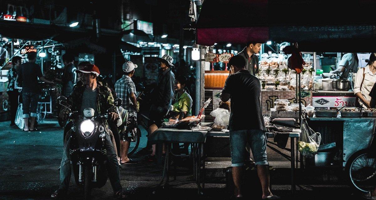 Khlong Thom, satu pasar malam di Bangkok Thailand untuk belanja oleh-oleh murah dan unik.