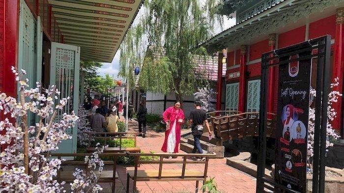 Suasana di Pelataran Kampung Korea yang berada di kawasan Kiara Artha Park, Jalan Jakarta, Kota Bandung.