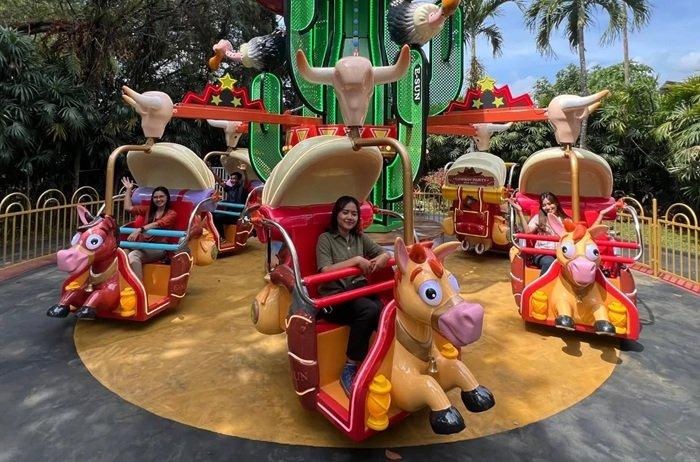 WISATA BANTUL - Wsatawan tengah menikmati keseruan wahana di Kids Fun Jogja, Kamis (15/5/2025).