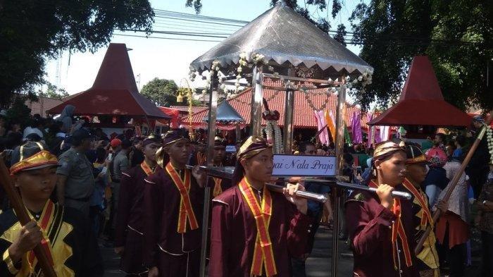 Keris Kyai Nala Praja yang ditandu dalam rangka acara Kirab Pusaka Hari Jadi ke-448 Kabupaten Banyumas, Minggu (17/2/2019).