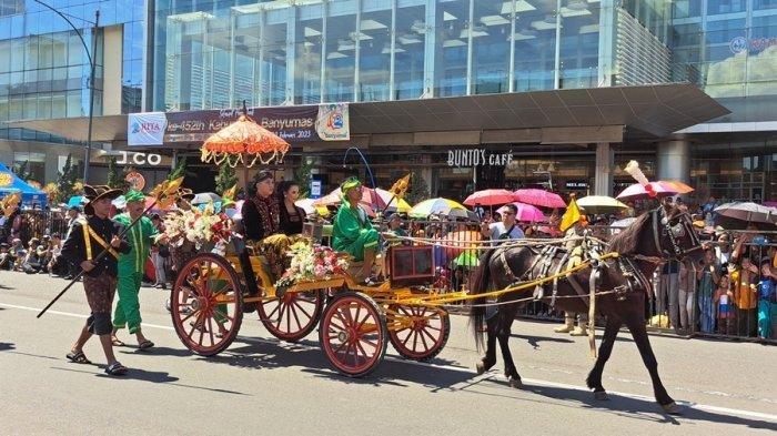Suasana prosesi kirab pusaka Hari Jadi ke-452 Kabupaten Banyumas di Alun-alun Purwokerto, Minggu (19/2/2023).