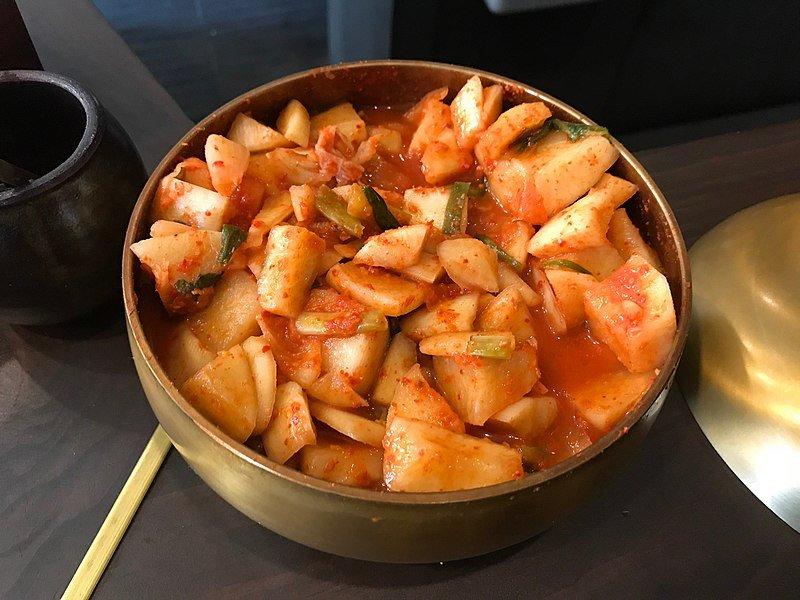Kkakdugi, satu variasi kimchi.