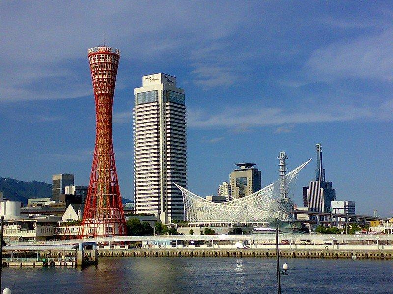Kobe Port Tower, satu tempat wisata terbaik di Kobe Jepang.