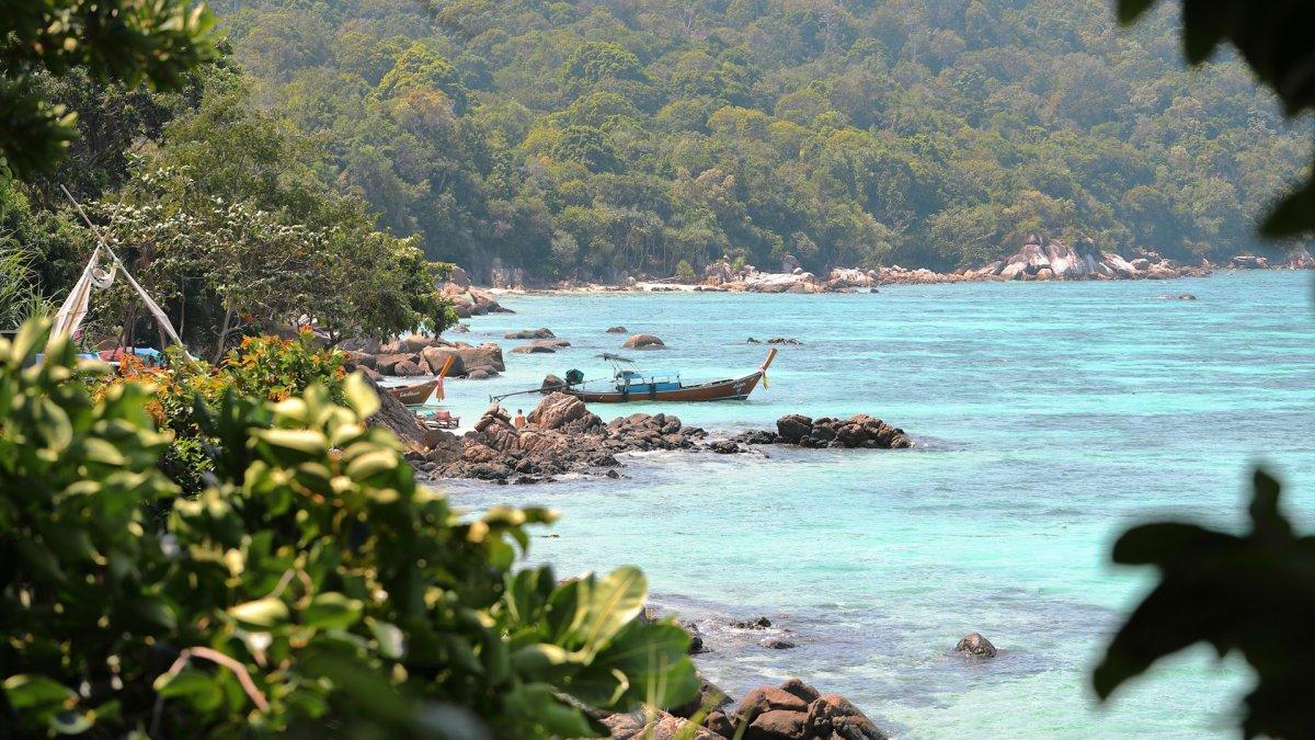 Koh Lipe, satu tempat wisata terbaik di Thailand buat merayakan Valentine bersama pasangan.
