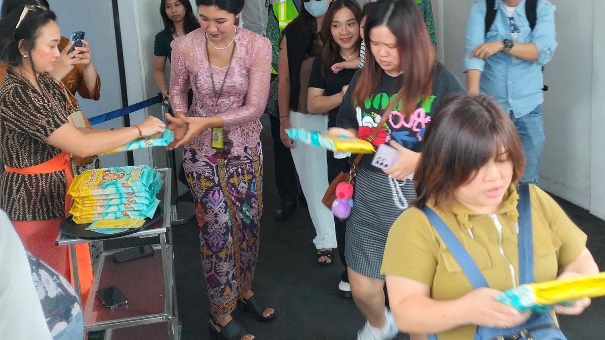 Kolaborasi Garuda Indonesia dan Chocomory membagikan Butter Cookies TiKerMon buat penumpang di penerbangan Jakarta-Bali, Rabu (29/01/2024)