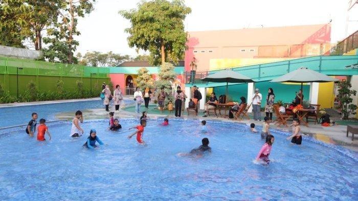Wali Kota Surabaya Eri Cahyadi meresmikan Kolam Renang Jambangan Hore (Jambore) Playland, Jumat (20/9/2024).