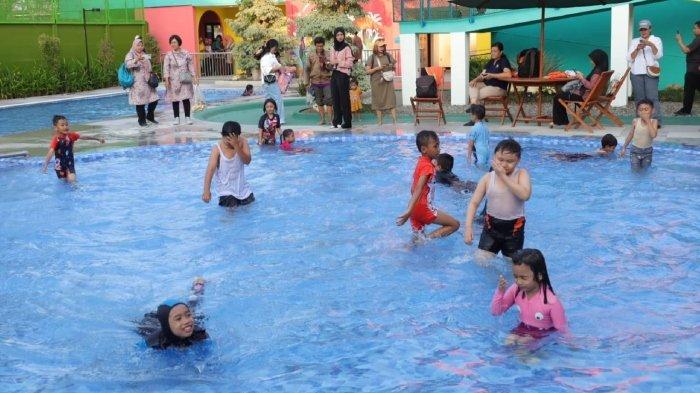 Kolam Renang Jambangan Hore atau Jamboree Playland di Surabaya, Jawa Timur.