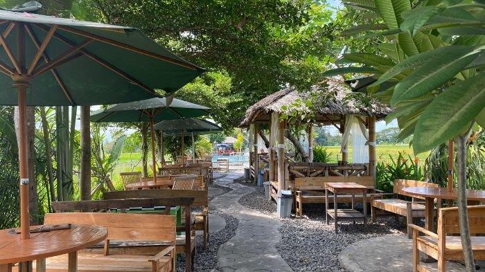 Sejumlah gazebo untuk bersantai di Kolam Renang Pesona Alam Tirta Klaten, Selasa (28/11/2023).