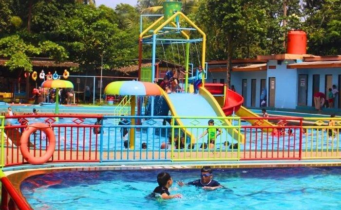 Fasilitas kolam renang di Taman Herbal Insani, Depok, Jawa Barat.