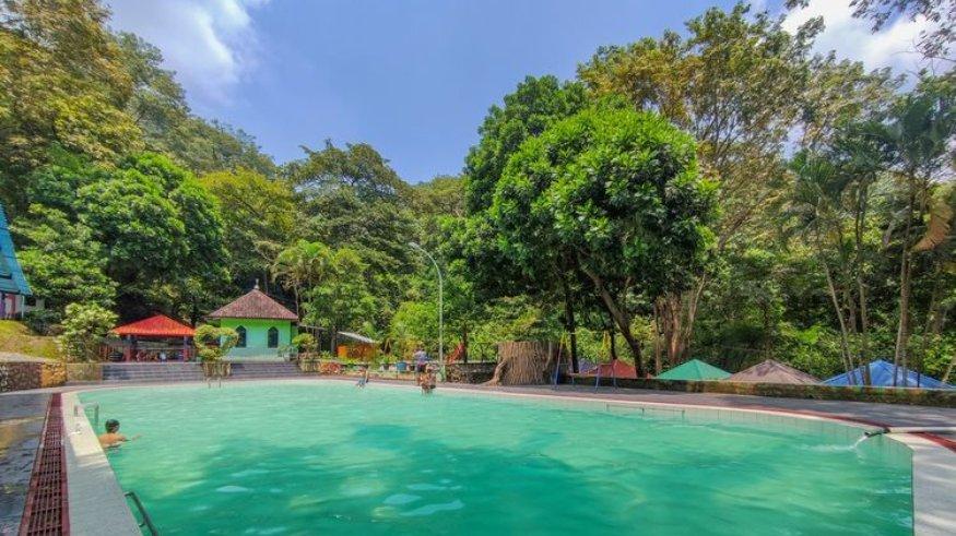 Kolam Renang di Wisata Alam Batu Seribu Sukoharjo.