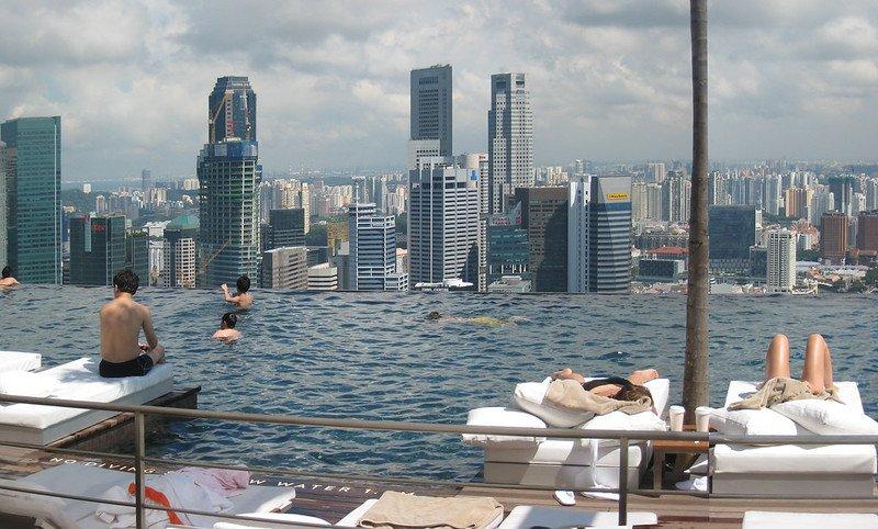 Kolam renang di Dek Observasi Marina Bay Sands SkyPark Singapura