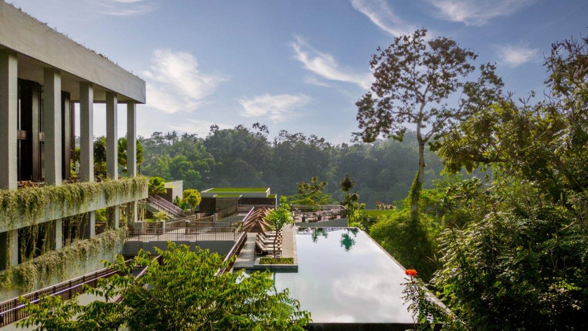 Kolam renang keluarga di Anantara Ubud Bali Resort dikelilingi hutan tropis—tempat sempurna untuk relaksasi sekaligus keseruan bersama orang tercinta.
