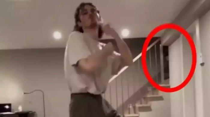 Kolase pria joget TikTok ada penampakan. Viral mata jeli netizen yang berhasil melihat ada penampakan muncul di belakang TikToker saat joget TikTok.