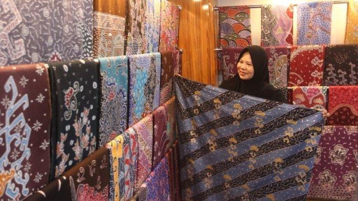Koleksi batik tulis Deandra Batik.