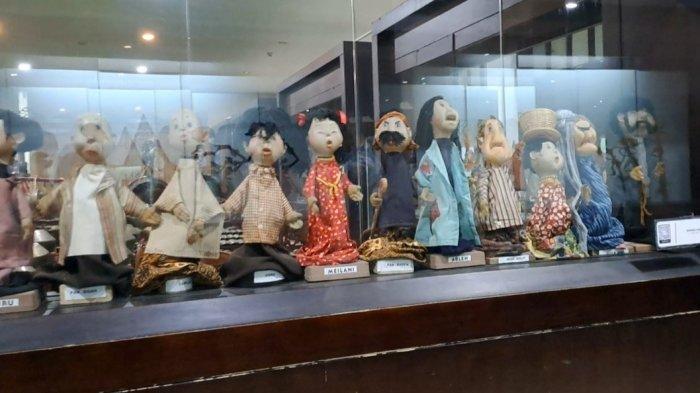Koleksi di Museum Wayang Jakarta, terdapat boneka unyil yang sering ditayangkan pada tahun 1980 an