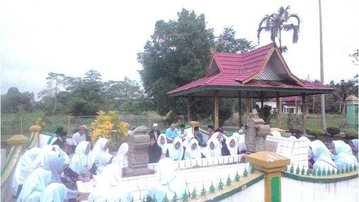 Kompleks Makam Raja-raja Indragiri, satu tempat wisata terbaik di Indragiri Hulu Riau yang bisa jadi pilihan saat akhir pekan tiba.