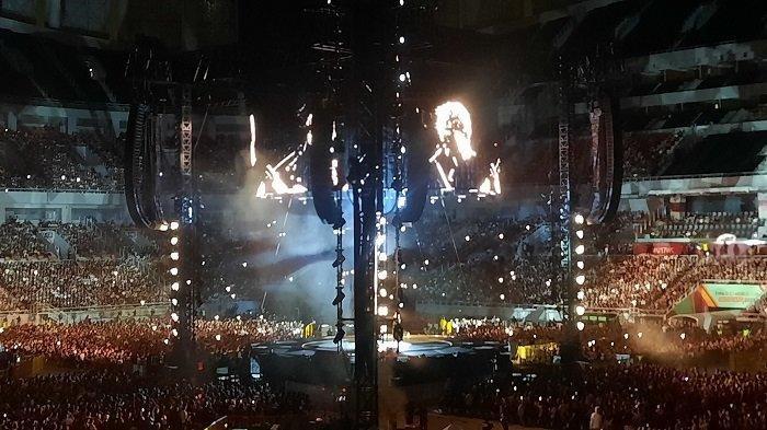 Musisi Ed Sheeran tampil dalam konser bertajuk + - = ÷ x Tour 2024 di Jakarta International Stadium (JIS), Sabtu (2/3/2024) malam.