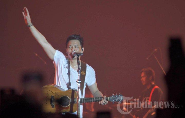 Grup band Noah tampil memukau hingga membuat ribuan penggemarnya berteriak histeris saat menggelar konser tunggal bertajuk