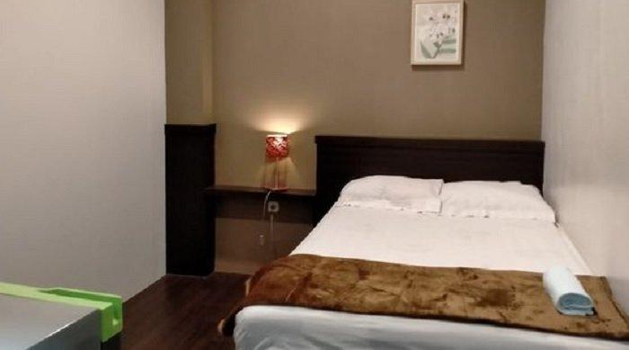 Kamar penginapan di hotel KoolKost Syariah near Tunjungan Plaza 2, Surabaya.